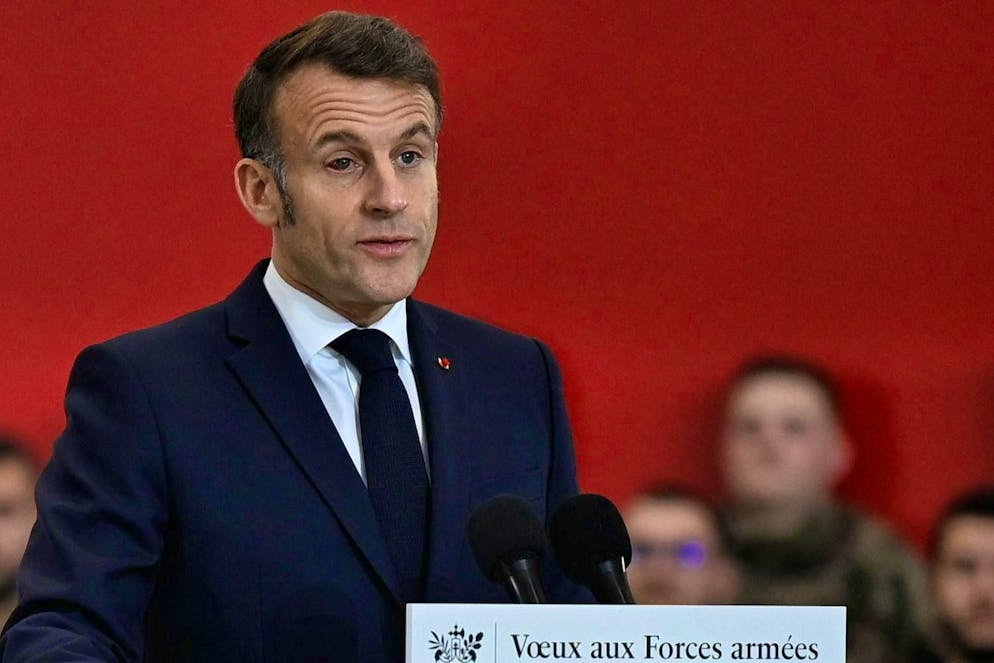 Il presidente francese Emmanuel Macron durante la sua visita alla base aerea militare di Istres, nel sud della Francia, giovedì 15 gennaio 2026: il suo problema agli occhi è chiaramente visibile. (AP Photo/Philippe Magoni, Pool)