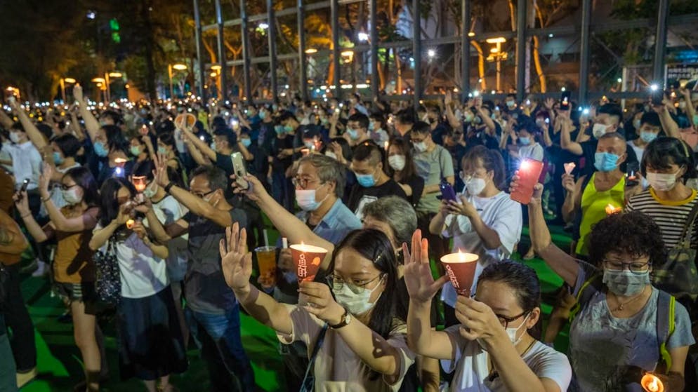 ARCHIV - Demonstranten versammeln sich im Victoria Park zu einer Mahnwache zum Gedenken an die Opfer des Tiananmen-Massakers. Die Menschen halten fünf Finger zum Zeichen von 5 Forderungen der pro-demokratischen Bewegung und eine Kerze mit dem Schriftzug «Wahrheit» hoch. Foto: Geovien So/SOPA Images via ZUMA Wire/dpa