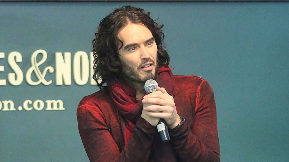 Stati Uniti. Nuove accuse di reati sessuali contro Russell Brand: libertà su cauzione dopo l'udienza