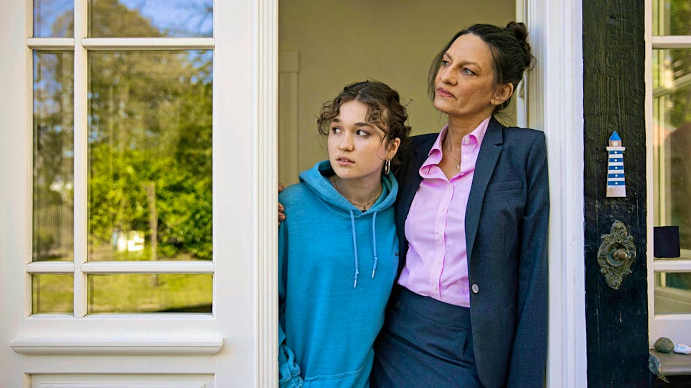 How many Swiss people drop out of university?. Betty (Mathilda Smidt, left) is the little sister of the dead woman. She and her mother Gabriele Höpken (Catrin Striebeck) receive a visit from the police.