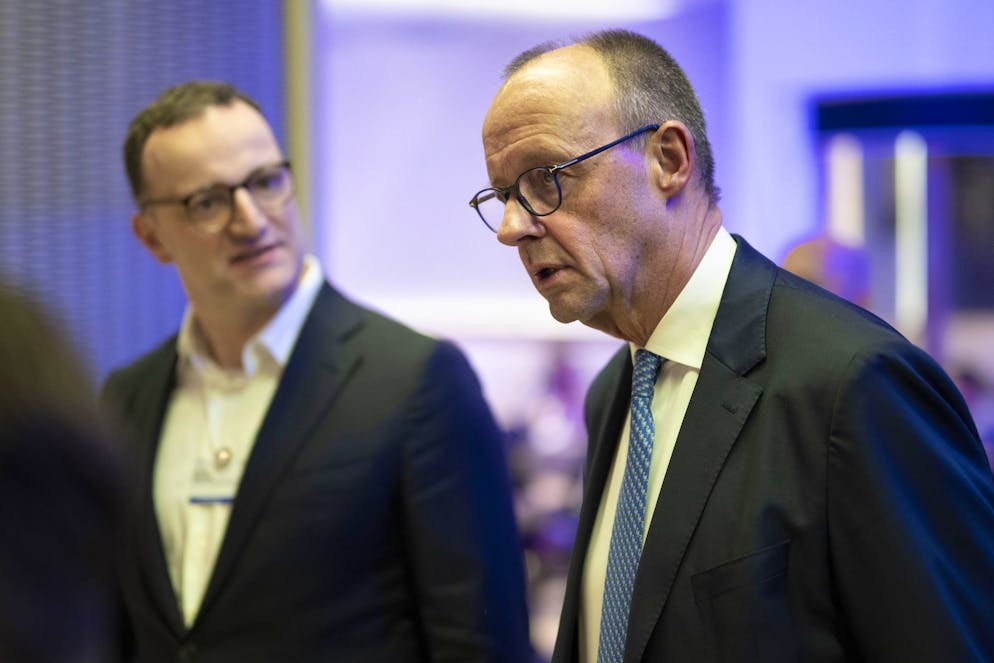 Ist in Begleitung des CDU-Fraktionsvorsitzenden Jens Spahn (links) am WEF: der deutsche Kanzler Friedrich Merz.