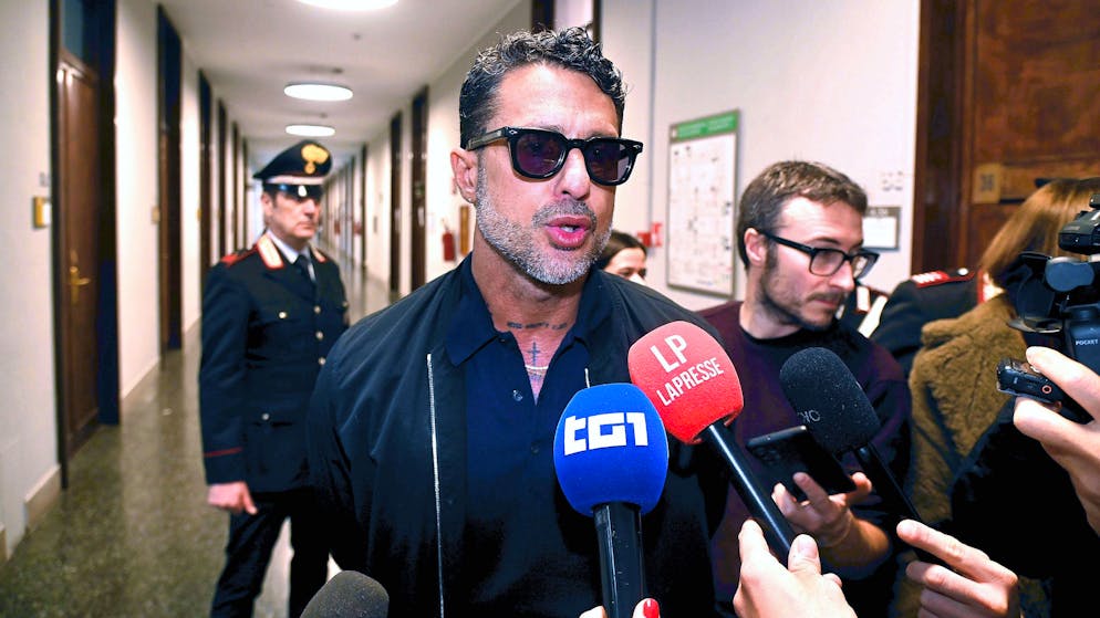 Mediaset ha denunciato Fabrizio Corona alla Procura di Milano per diffamazione aggravata e minacce legate ai contenuti diffusi online.