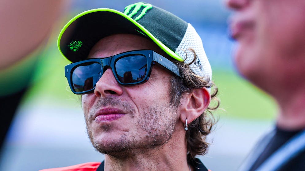 Conflitto familiare. Valentino Rossi denuncia la compagna del padre, Graziano si difende: «I soldi glieli ho dati io»