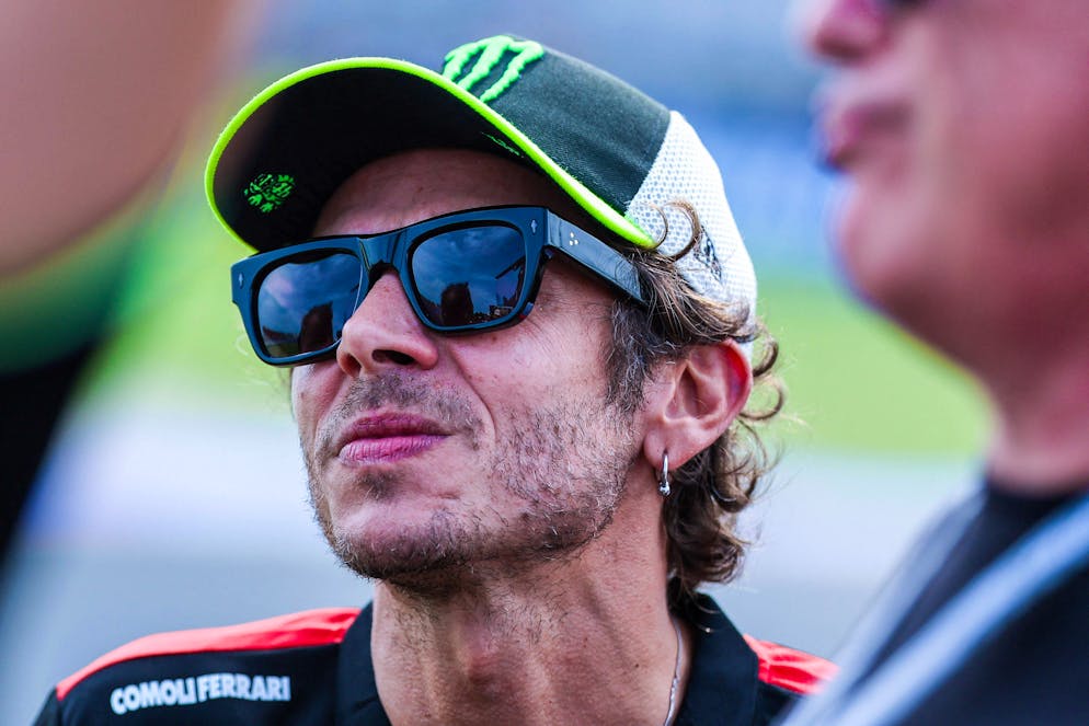 Denuncia e accuse di prelievi: esplode il caso nella famiglia di Valentino Rossi.