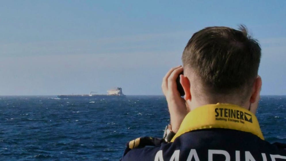 HANDOUT - Die französische Marine hat in Zusammenarbeit mit dem britischen Geheimdienst einen Öltanker im Mittelmeer abgefangen, der von Russland aus unterwegs war. Foto: -/Etat-Major des Armées/AP/dpa - ACHTUNG: Nur zur redaktionellen Verwendung und nur mit vollständiger Nennung des vorstehenden Credits