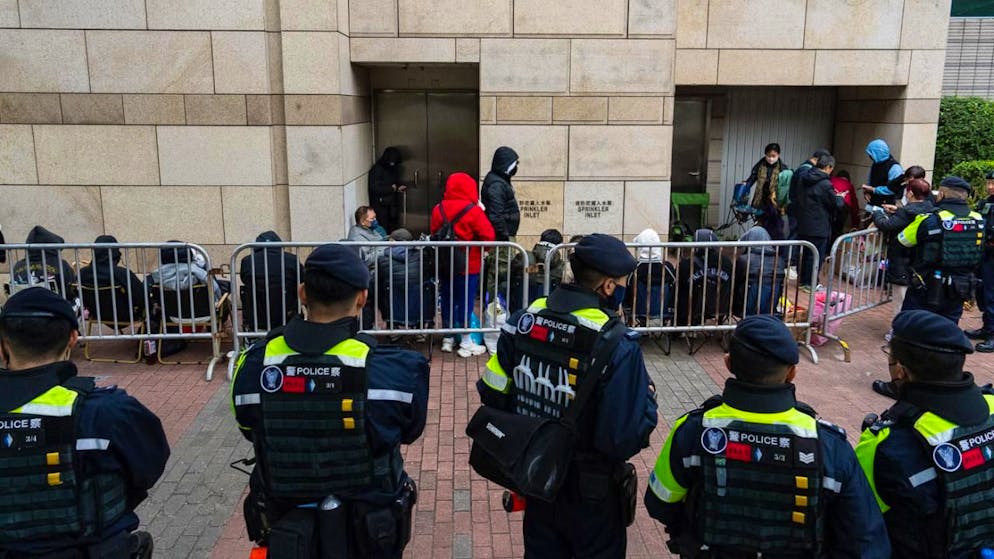 Quelque 70 personnes ont fait la queue jeudi matin pour entrer au tribunal de première instance de West Kowloon, où des dizaines de policiers étaient déployés.