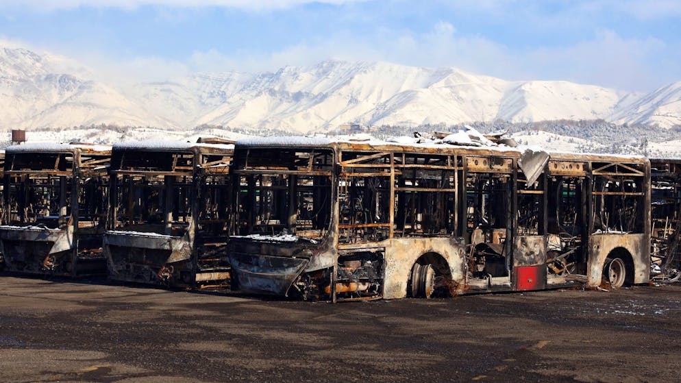 Bei den Protesten in Teheran ausgebrannte Busse. (21. Januar 2026)