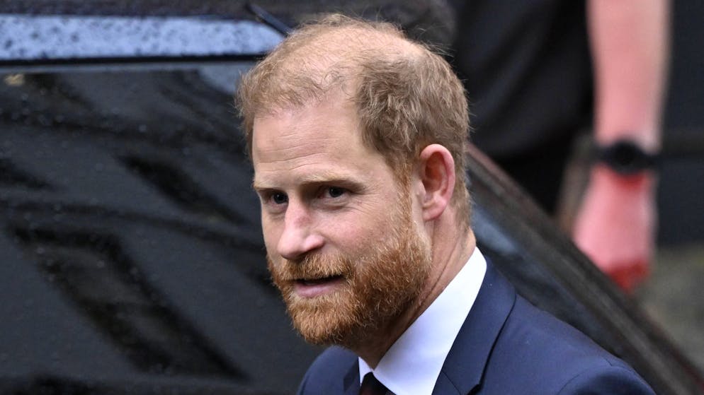 Le accuse ai tabloid. Harry in tribunale con le lacrime agli occhi: «La stampa ha distrutto la mia vita»