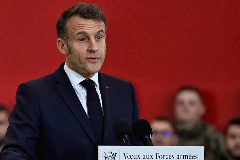 Le président français Emmanuel Macron lors de sa visite à la base aérienne militaire d'Istres, dans le sud de la France, le jeudi 15 janvier 2026: son problème oculaire est bien visible. (AP Photo/Philippe Magoni, Pool)