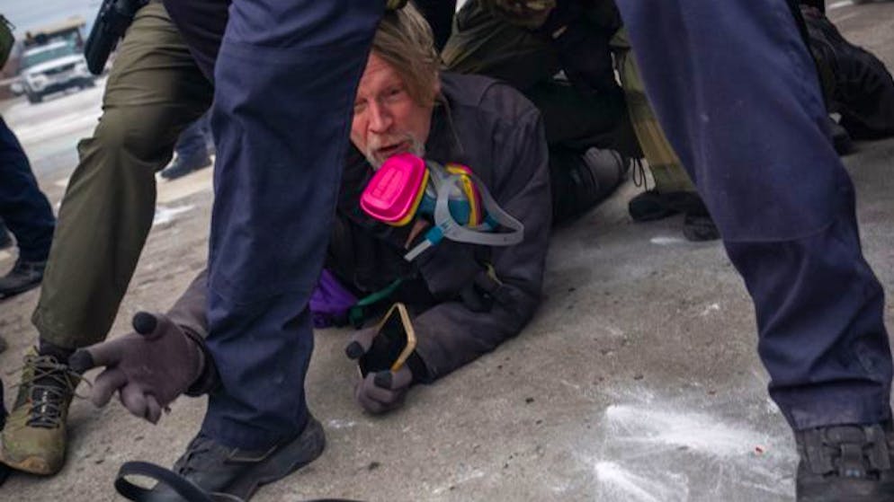 USA under Donald Trump. ICE strikes: photographer throws his camera at colleague +++ ICE arrests five-year-old and father