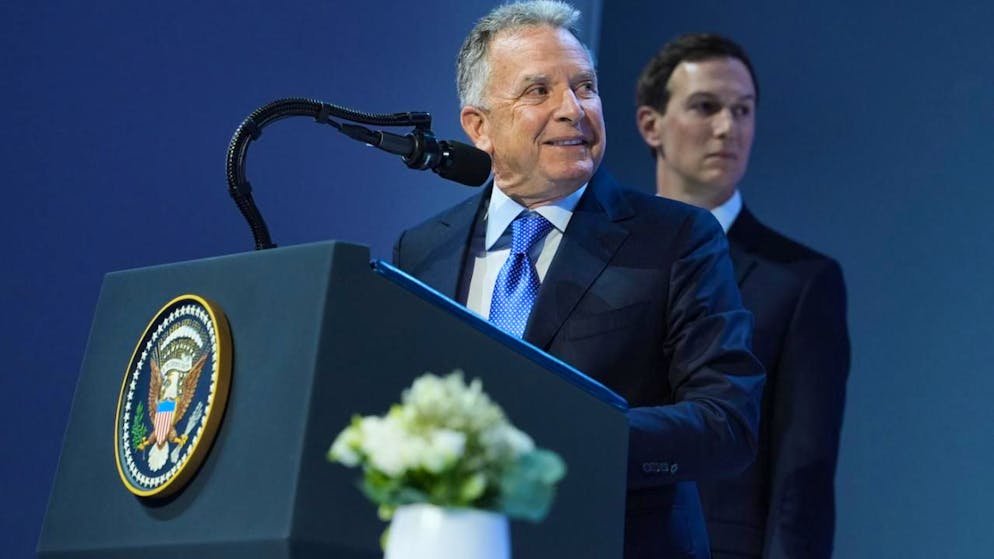 Der US-Unterhändler Steve Witkoff (l) spricht bei der Jahrestagung des Weltwirtschaftsforums. Foto: Evan Vucci/AP/dpa