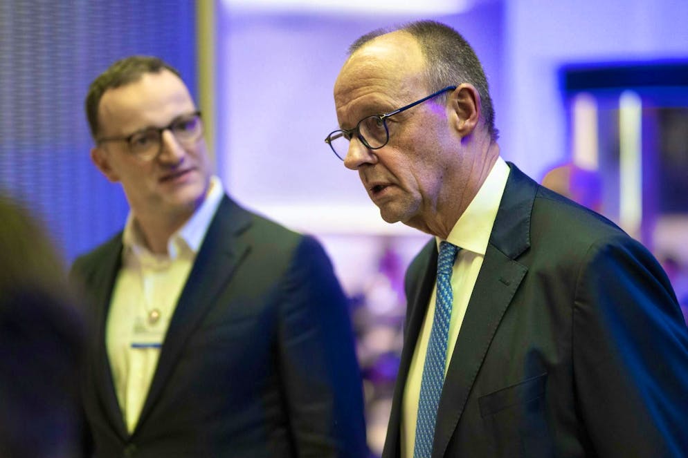 Accompanied by CDU parliamentary group leader Jens Spahn (left) at the WEF: German Chancellor Friedrich Merz.