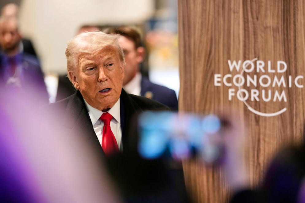 Le président Donald Trump s'adresse aux médias après une réunion lors de la réunion annuelle du Forum économique mondial à Davos, en Suisse, le mercredi 21 janvier 2026. (AP Photo/Markus Schreiber)