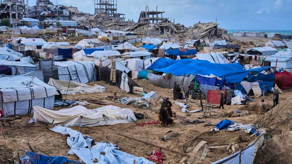 ARCHIVE - Palestinians inspect damaged tents in a displaced persons camp in the Gaza Strip. Photo: Jehad Alshrafi/AP/dpa/Archive image