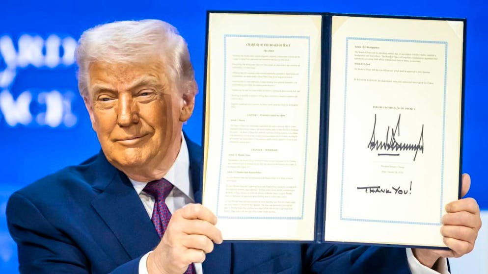 Donald Trump con la carta fondatrice del Consiglio per la Pace