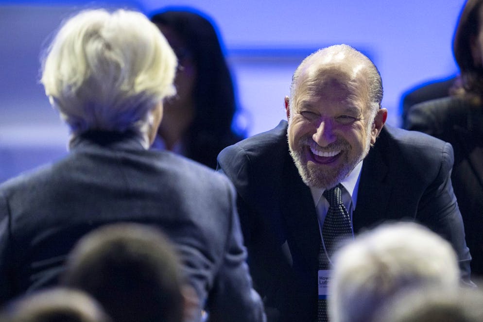 Tout semblait avoir pourtant bien commencé: la présidente de la Banque centrale européenne, Christine Lagarde (à gauche), serre la main du secrétaire américain au Commerce, Howard Lutnick (à droite), lors de la 56e réunion annuelle du Forum économique mondial (WEF) à Davos, en Suisse, le mercredi 21 janvier 2026.