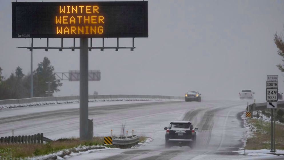 ARCHIV - Autos fahren auf einer schneebedeckten Autobahn in Houston. Foto: David J. Phillip/AP/dpa