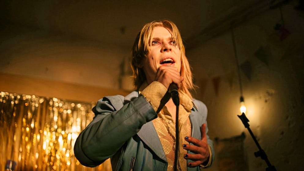 How many Swiss people drop out of university?. Poetry slammer Colin Trenkner (Mitja Over) was the only one who cared for and looked after her now deceased roommate.