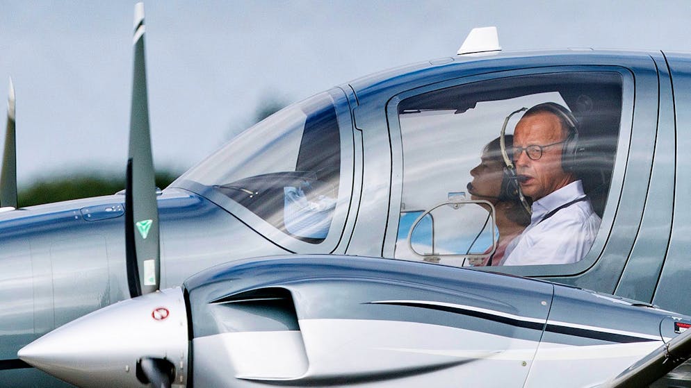 Pinke Farbe als Notwehr. Polizei vereitelt Anschlag auf Flieger von Friedrich Merz