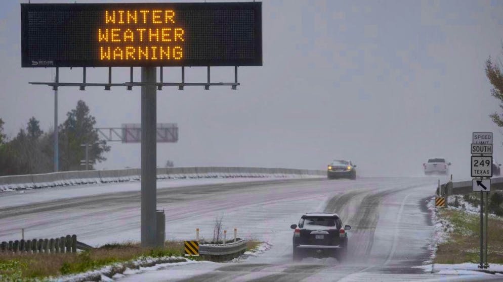 ARCHIVE - Cars drive on a snow-covered highway in Houston. Photo: David J. Phillip/AP/dpa