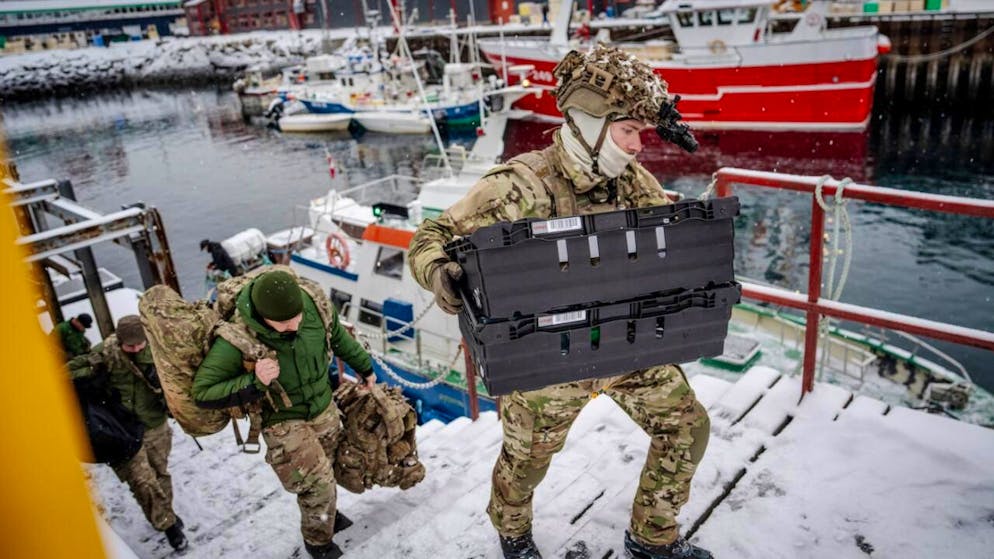 Soldati danesi al porto di Nuuk.