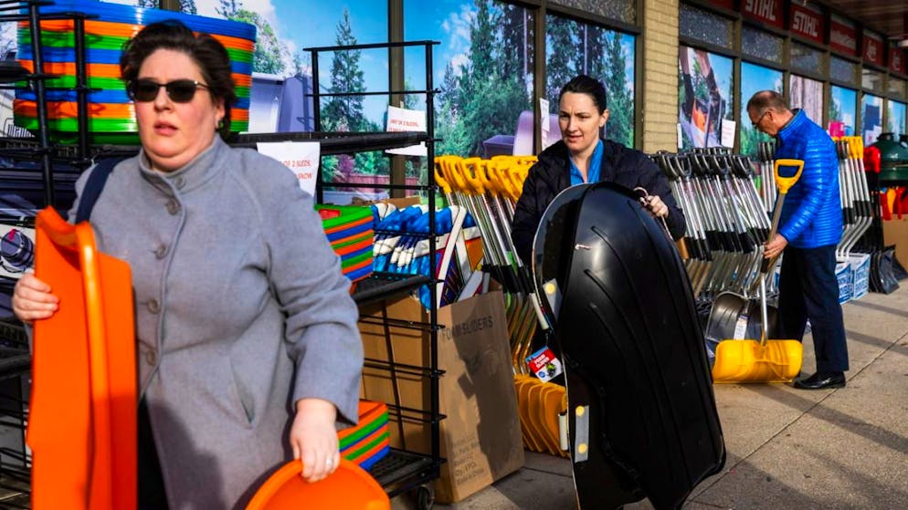 Les Américains (ici dans le Maryland) s'équipent en prévision de la tempête annoncée.