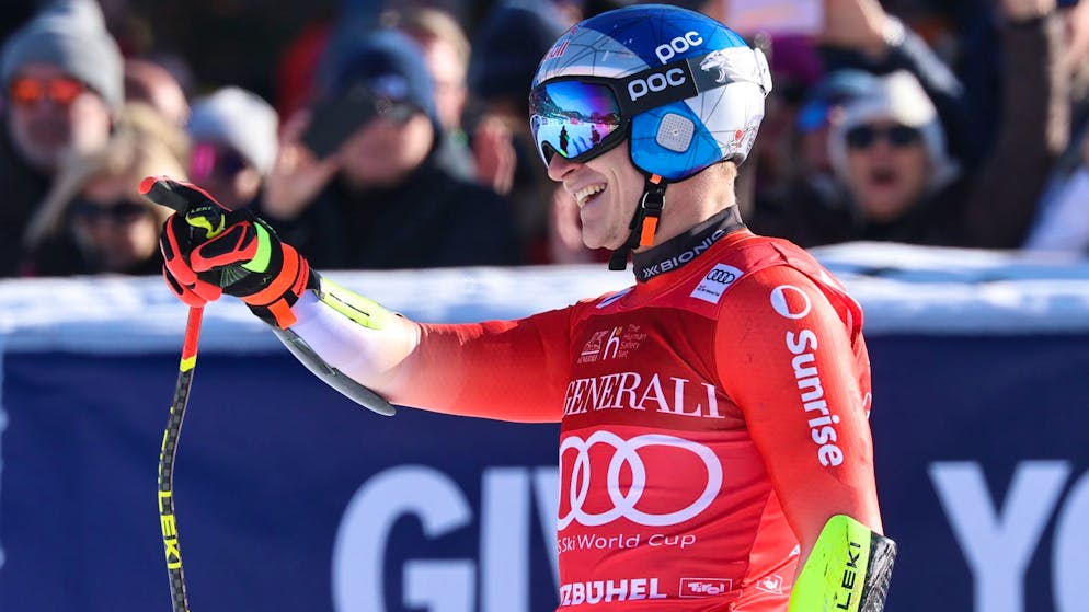 Marco Odermatt zeigt im Zielhang auf Teamkollege Franjo von Allmen, den er knapp hinter sich liess. 