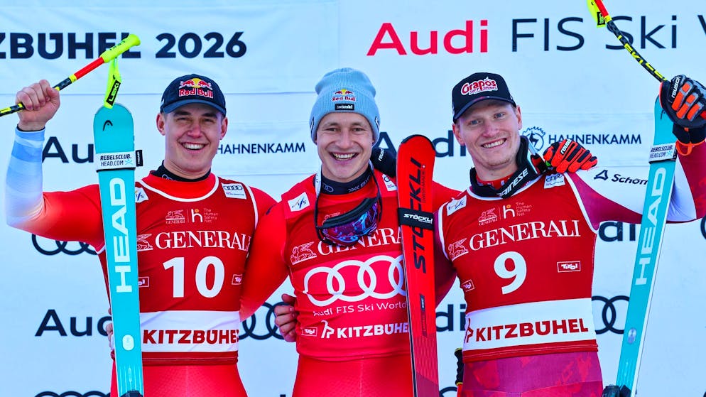 Marco Odermatt, Franjo von Allmen und Stefan Babinsky stehen auf dem Podest.