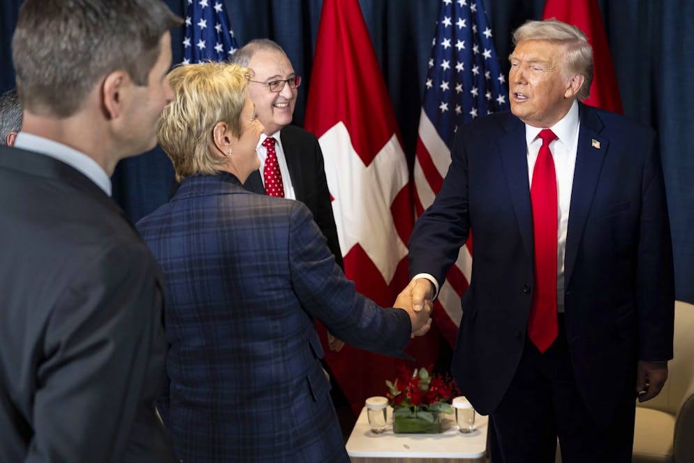 Le président américain avait relaté les négociations des derniers mois avec Berne, ironisant sur l'ancienne présidente de la Confédération Karin Keller-Sutter, alors qu'un accord sur les taxes doit encore être adopté avec Washington.