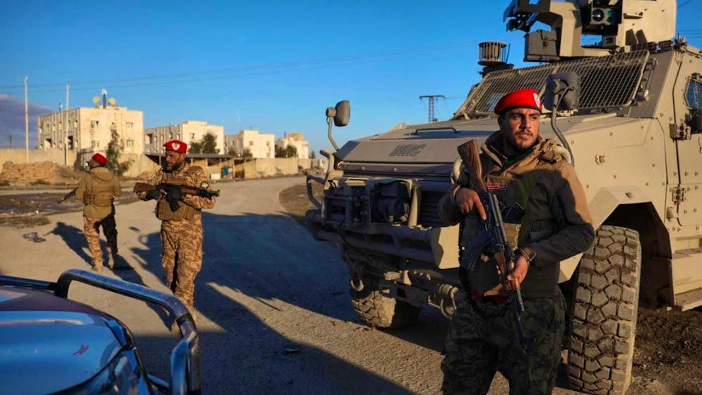 ARCHIVE - Syrian government troops stand guard outside the Al-Aktan prison on the outskirts of al-Rakka in north-eastern Syria. Photo: Omar Albam/AP/dpa