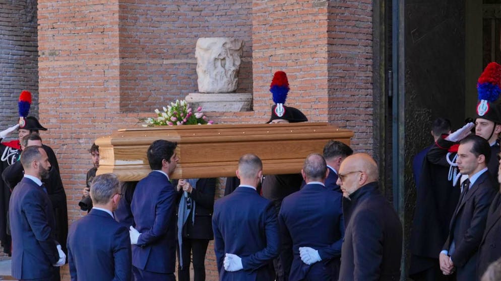 Der Sarg des Modeschöpfers Valentino Garavani trifft in der Basilika Santa Maria degli Angeli zu seiner Trauerfeier ein. Foto: Andrew Medichini/AP/dpa