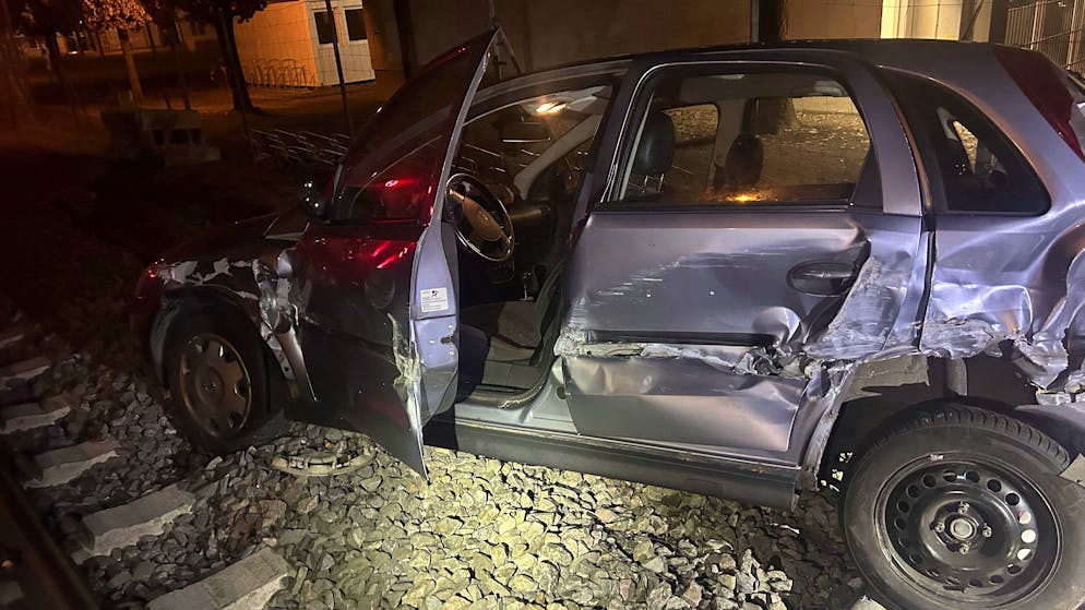 Unfall in Winterthur. Auto kollidiert mit Zug – Lenker flüchtet