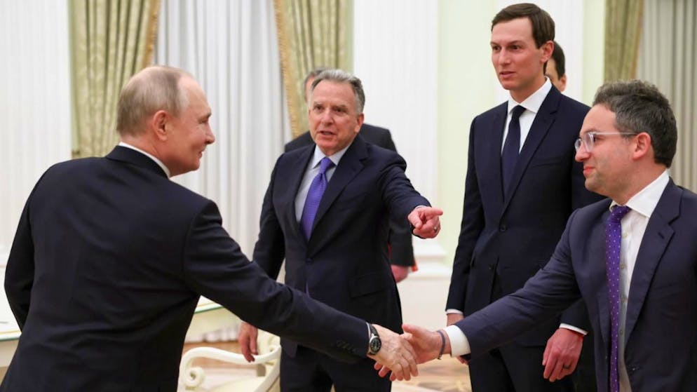 La rencontre entre Vladimir Poutine, à gauche de l'image, et Steve Witkoff, au centre, a duré trois heures et demie, selon Moscou.