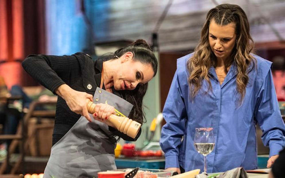 Dschungelkönigin Djamila Rowe (links) brachte Moderatorin Laura Wontorra bei ihrem Auftritt bei «Grill den Henssler» mehrfach aus dem Konzept.