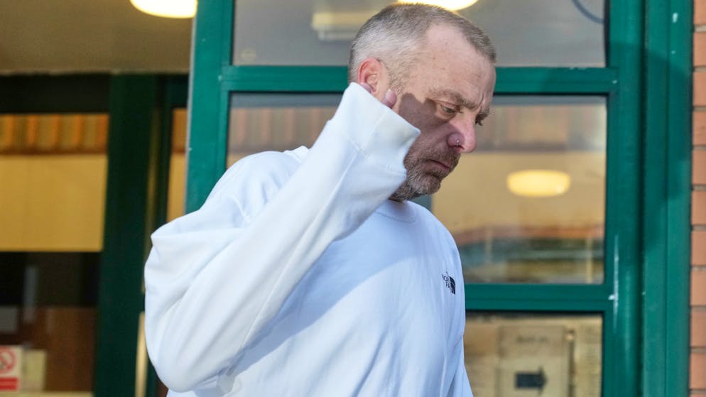 Cinq autres hommes - âgés de 31 à 61 ans - comparaîtront également devant la même cour.