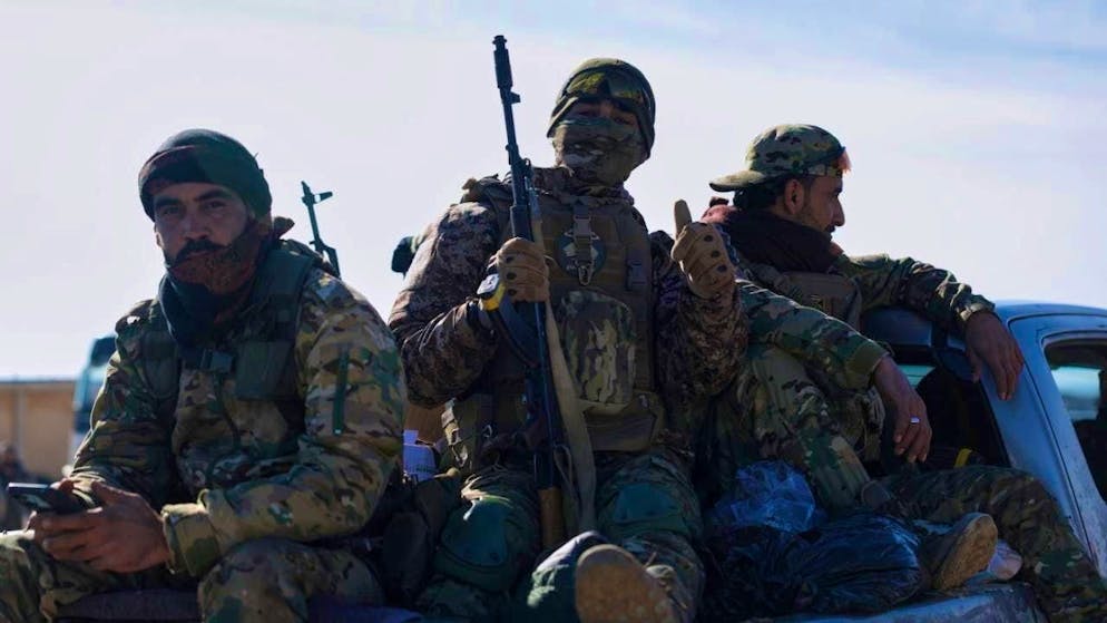 Syrian government soldiers sit on a vehicle and patrol the al-Hol camp after the withdrawal of the Syrian Democratic Forces (SDF). The camp, which was previously guarded by the SDF, is home to thousands of members of the Islamic State (IS) terrorist militia. Photo: Ghaith Alsayed/AP/dpa
