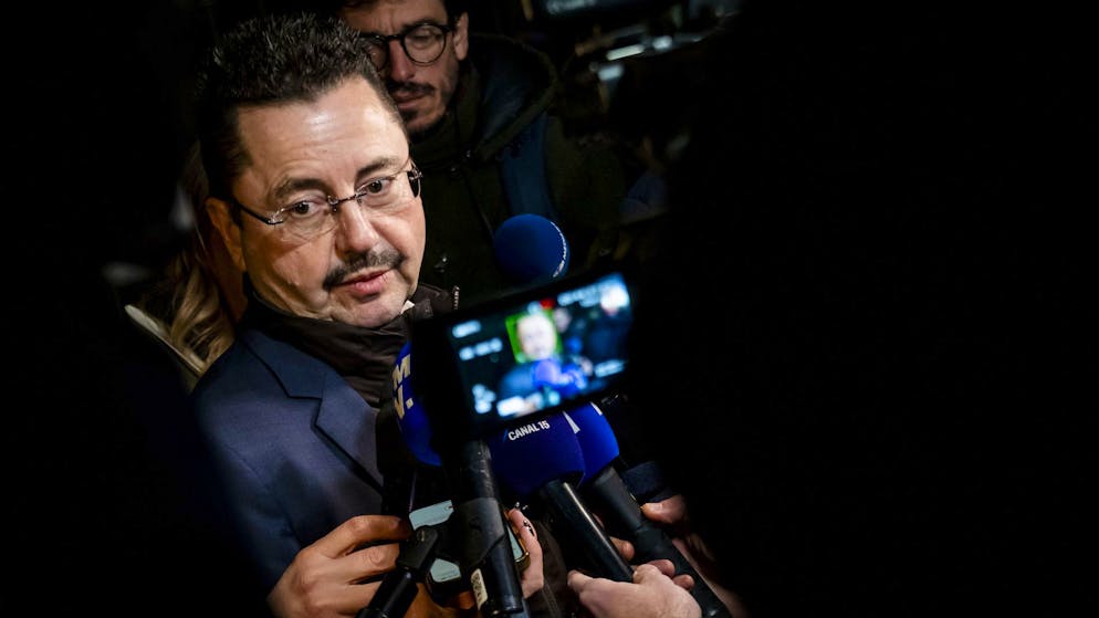 Didier Elsig, einer der Opferanwälte, spricht in Sion mit Journalisten. (21.1.)