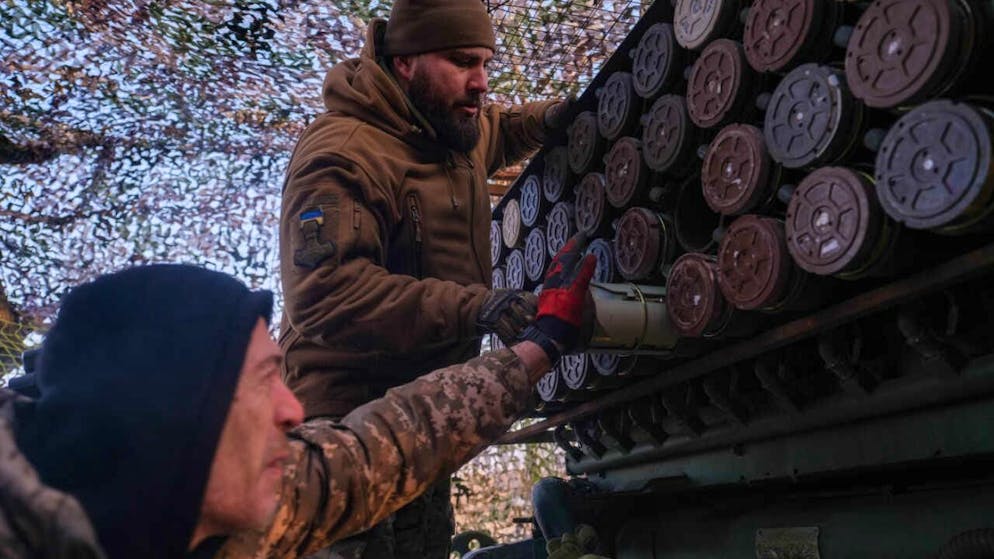 HANDOUT - Auf diesem Foto, das vom Pressedienst der 93. Kholodnyi Yar Separate Mechanized Brigade der Ukraine zur Verfügung gestellt wurde, ist ein MRLS BM-21 "Grad" bereit, auf Stellungen der russischen Armee in Richtung Druschkiwka, Region Donezk, zu feuern. Foto: Iryna Rybakova/Ukrainian 93rd Mechanized brigade/AP/dpa - ACHTUNG: Nur zur redaktionellen Verwendung und nur mit vollständiger Nennung des vorstehenden Credits