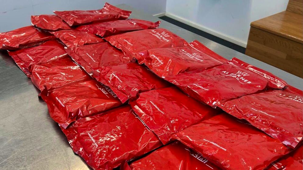 Ein Mann ist an der Grenze zwischen Italien und der Schweiz mit 90 Kilogramm nicht deklariertem Shisha-Tabak festgehalten worden.