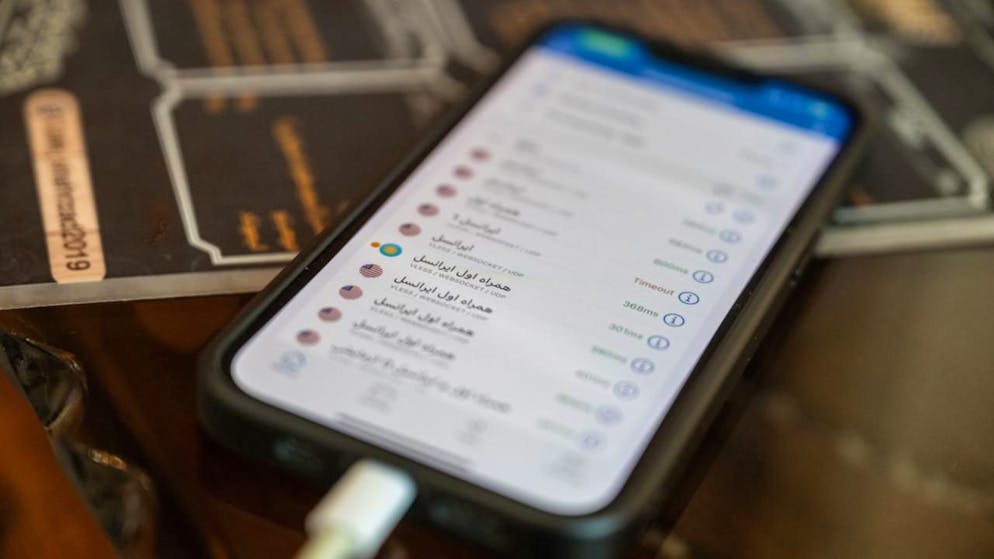 ARCHIV - Ein iranischer VPN-Dienst erscheint auf einem Handy-Bildschirm. Foto: -/dpa