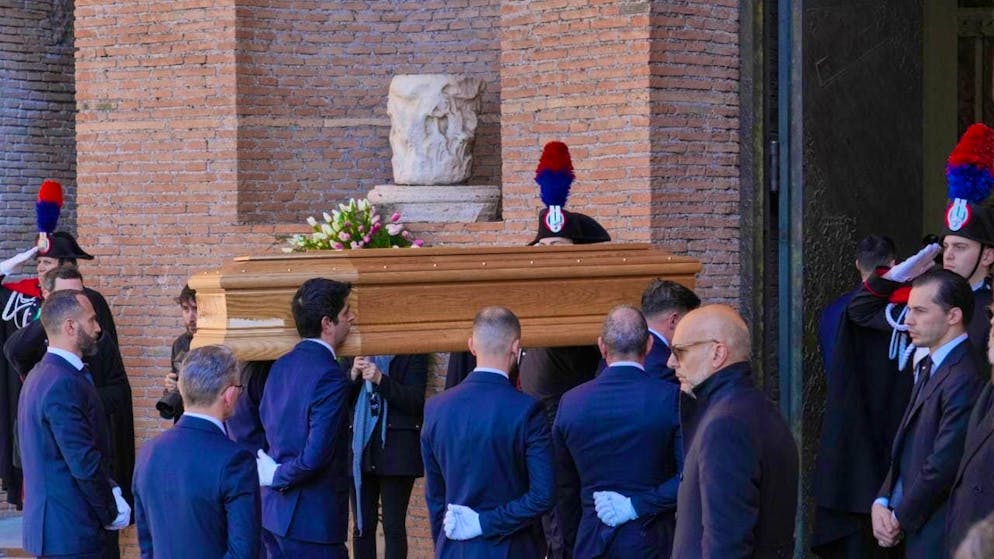 The coffin of fashion designer Valentino Garavani arrives at the Basilica of Santa Maria degli Angeli for his funeral service. Photo: Andrew Medichini/AP/dpa
