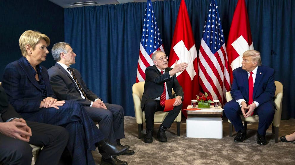 President Guy Parmelin speaks with US President Donald Trump.
