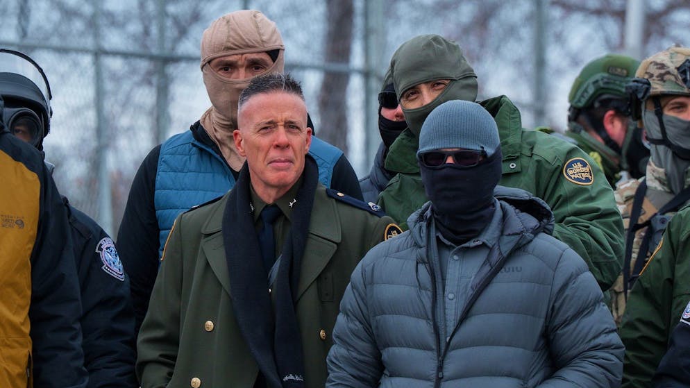 US-Grenzschutzchef Gregory Bovino (vorne links) steht bei einer Anti-ICE-Demonstration in Fort Snelling, Minnesota, nachdem ein Bundesagent am 7. Januar die US-Bürgerin Renee Good tödlich erschossen hat.