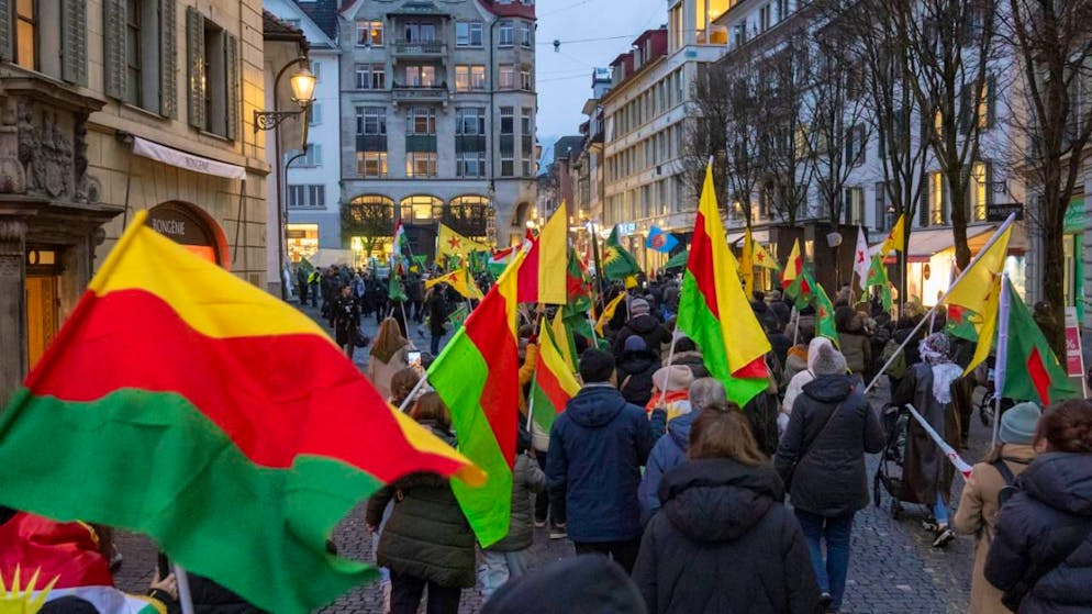 Die Teilnehmenden der Kundgebung versammelten sich auf dem Kapellplatz.