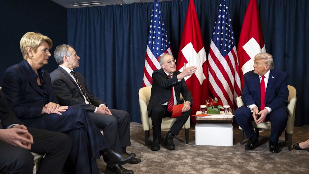 Bundespräsident Guy Parmelin spricht mit US-Präsident Donald Trump.