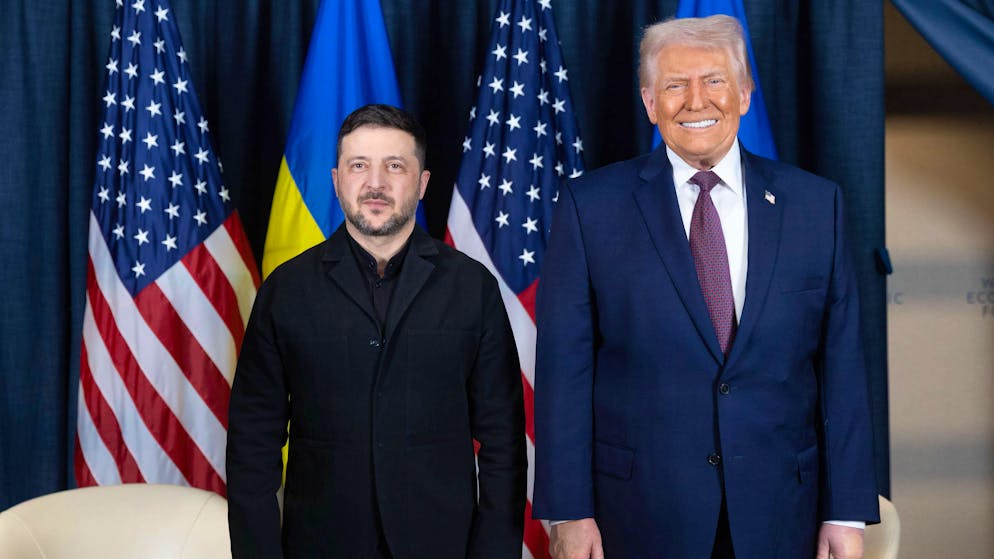 Der ukrainische Präsident Wolodymyr Selenskyj (l.) und sein US-Amtskollege Donald Trump nach ihrem Treffen am Donnerstag (22.1.) am Rande des WEF in Davos.