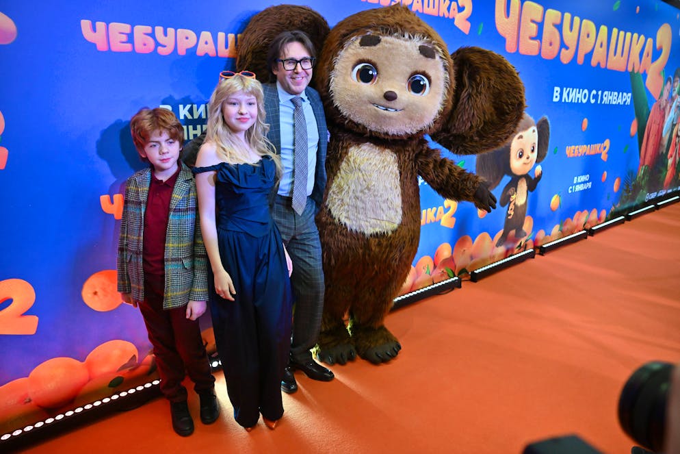 Die Schauspieler*innen Ilya Kondratenko und Eva Smirnova und TV-Moderator Andrei Malakhov an der Premiere von Tscheburaschka 2 in Moskau am 11. Oktober 2025.