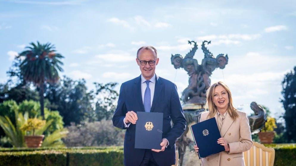 Bundeskanzler Friedrich Merz (CDU) nimmt neben Giorgia Meloni, Ministerpräsidentin von Italien, an der Unterzeichnungszeremonie eines Kooperationsabkommens bei den deutsch-italienischen Regierungskonsultationen in Rom teil. Foto: Michael Kappeler/dpa-Pool/dpa
