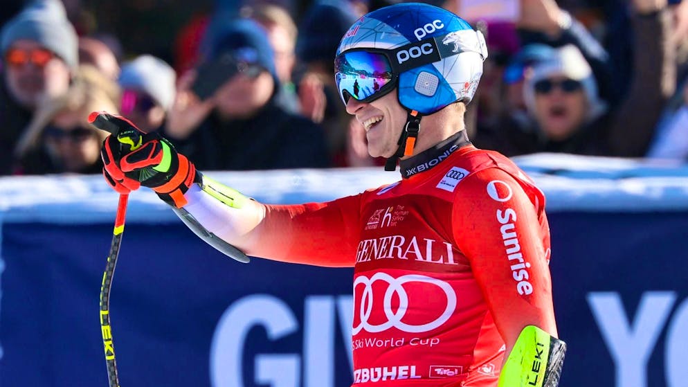 Marco Odermatt points to teammate Franjo von Allmen on the finish slope, whom he left just behind.