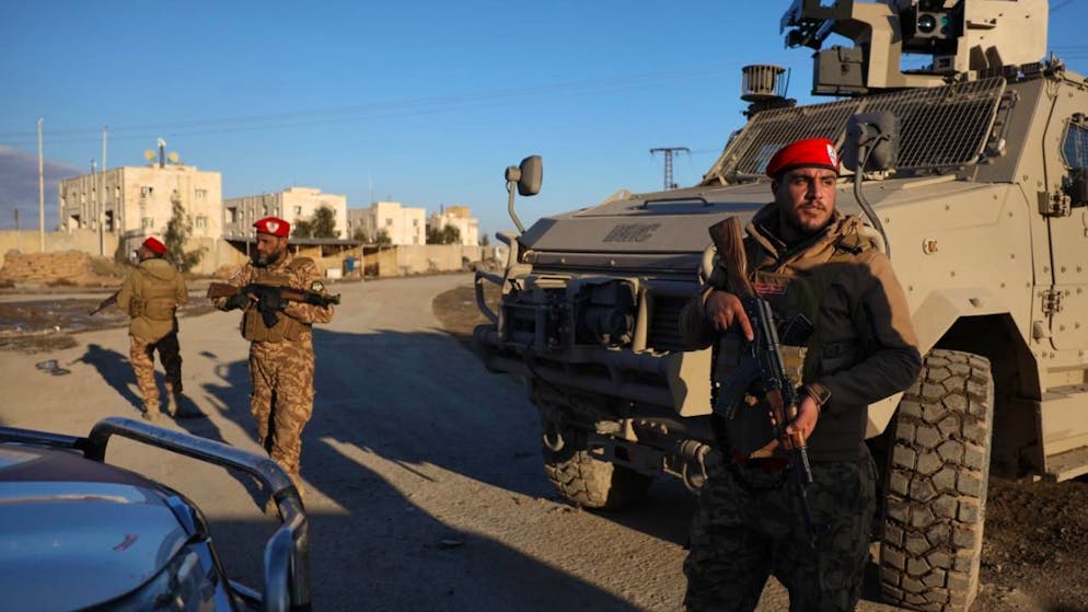 ARCHIV - Syrische Regierungstruppen stehen vor dem Al-Aktan-Gefängnis am Stadtrand von al-Rakka im Nordosten Syriens Wache. Foto: Omar Albam/AP/dpa